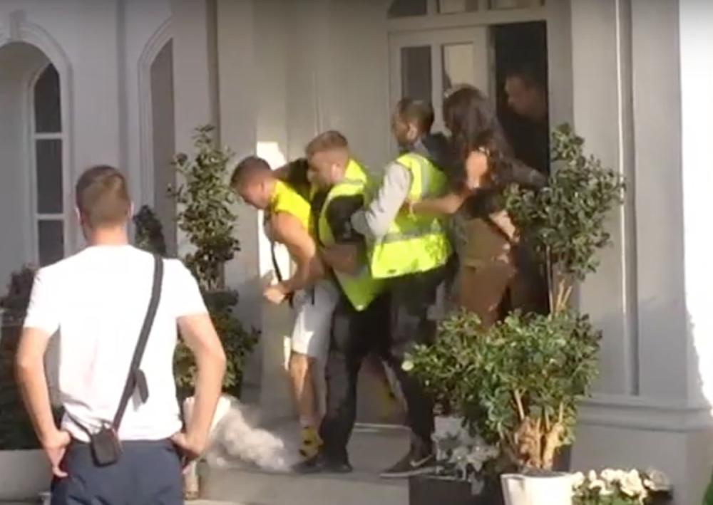 Davida obezbeđenje izvelo napolje