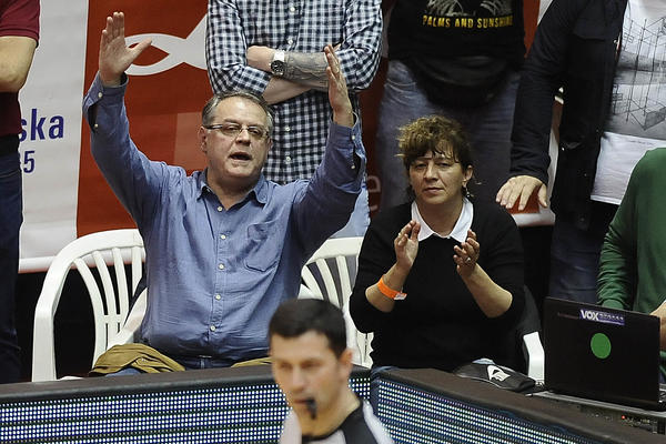 Sramota! Vesna Čović na meti Grobara! (VIDEO)