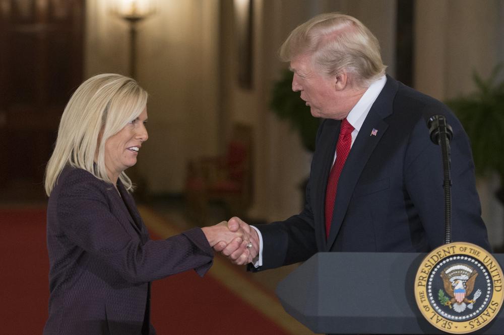 TRAMPA NAPUSTILA NAJBLIŽA SARADNICA: Amerika će je pamtiti po užasnoj politici RAZDVAJANJA DECE OD RODITELJA