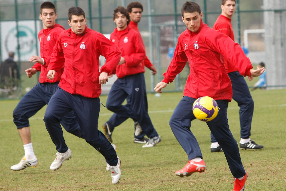 IGRAO ZA ZVEZDU, A SAD JE PRONAĐEN U LOKVI KRVI: Svirepo pretučen nekadašnji fudbaler crveno-belih!