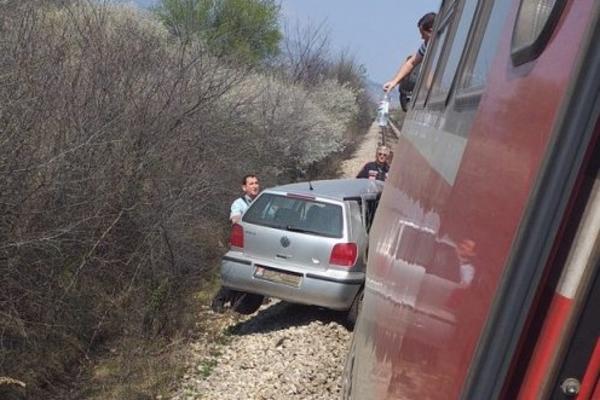 VOZ UDARIO U AUTOMOBIL, IMA POVREĐENIH! Užasna nesreća kod Velikog Jovanovca (FOTO)