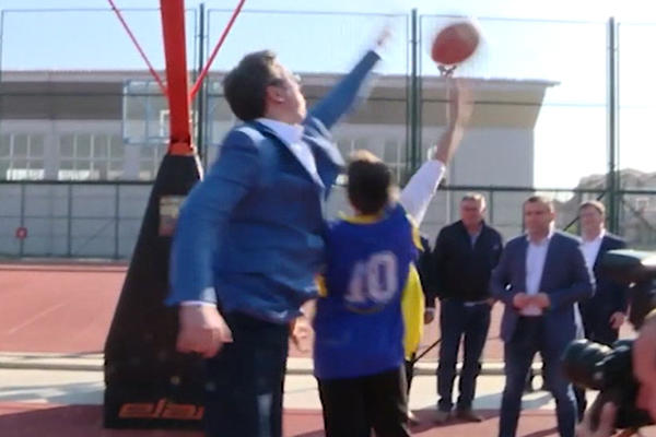 LEPO GA JE ZALEPIO VUČIĆ! Banana o kojoj priča cela Srbija (VIDEO)