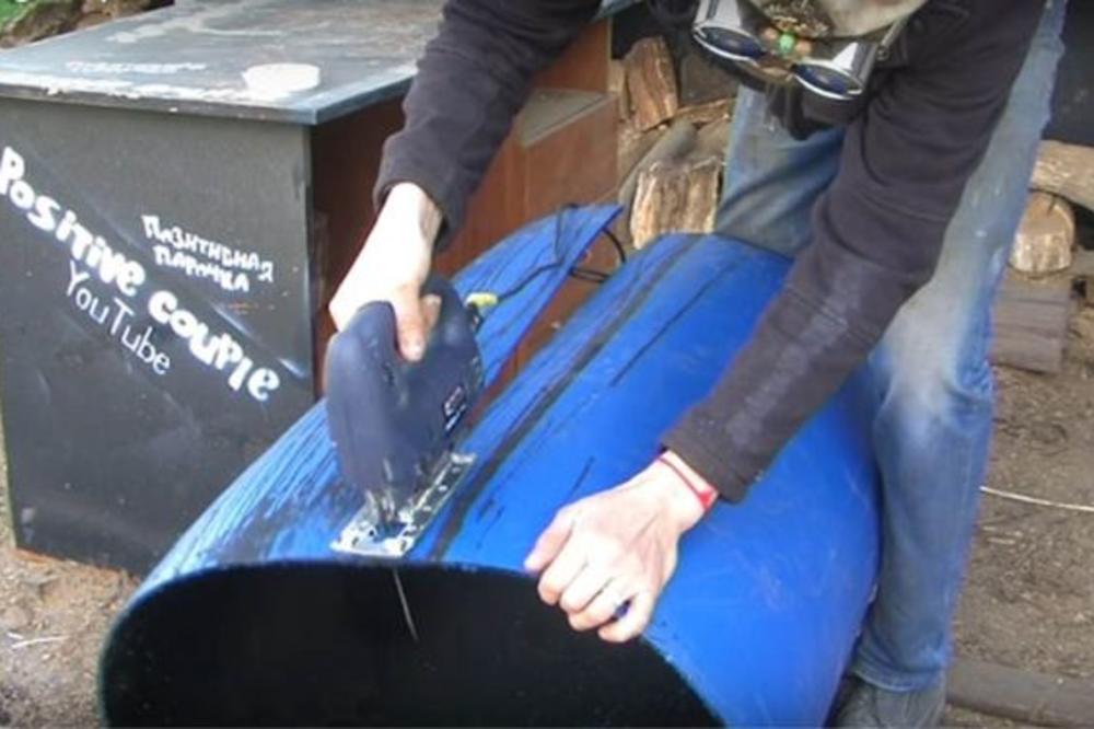 ISEKAO JE PLASTIČNO BURE NA KOMADE: Finalnom proizvodu pozavidile bi i NAJVEĆE FABRIKE NAMEŠTAJA na SVETU (VIDEO)