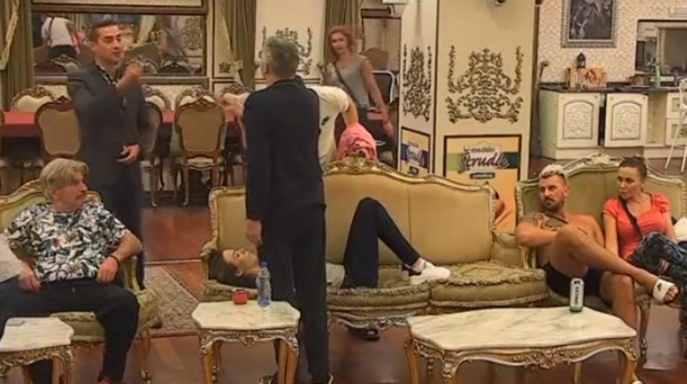 Milijana nepomično leži, dok se Požgaj i Božić raspravljaju oko nje