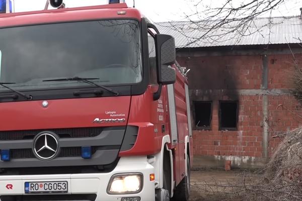 UŠLA KROZ PROZOR KUPATILA, PA KUĆU POLILA BENZINOM: Žena zapalila bivšeg muža i njegovu novu partnerku! (VIDEO)