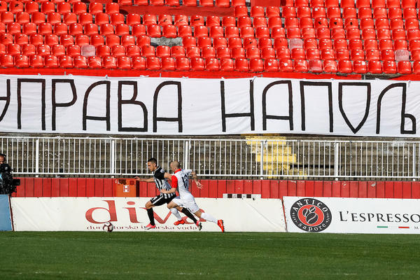 INCIDENATA JE BILO NA SVE STRANE NA KARAĐORĐU: Usred prekida meča navijači gađali jajima upravu kluba!