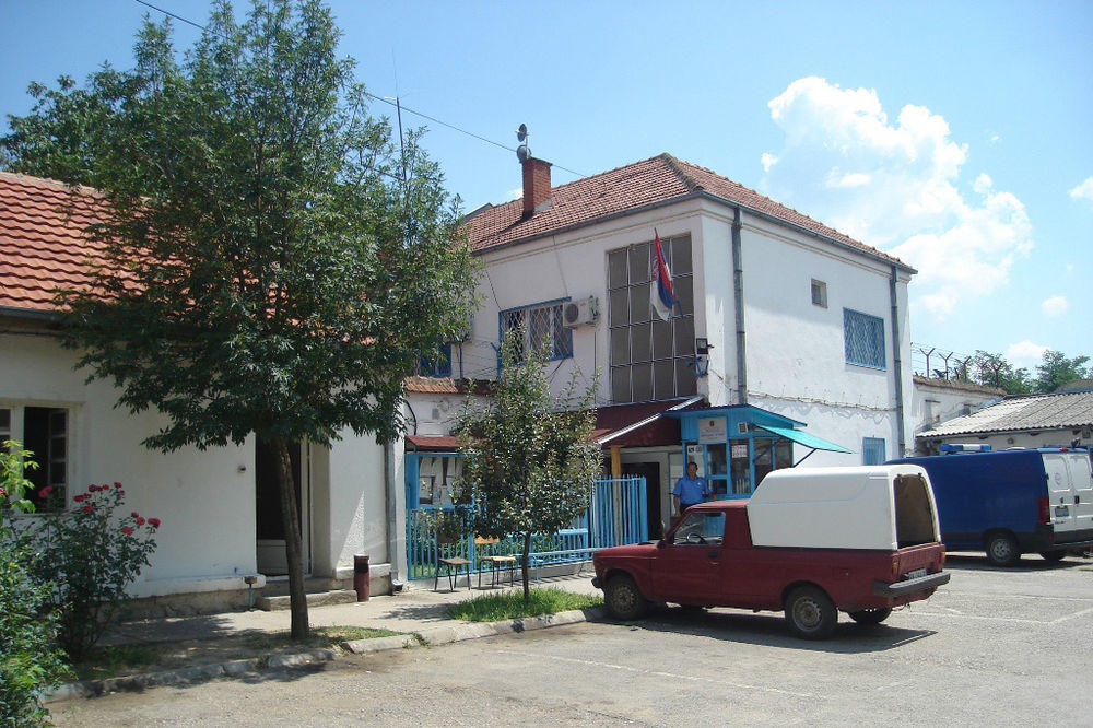 NIŠ NA NOGAMA, SVI TRAŽE ZATVORENIKA! ISEKAO se ŽILETOM pa POBEGAO na FILMSKI način