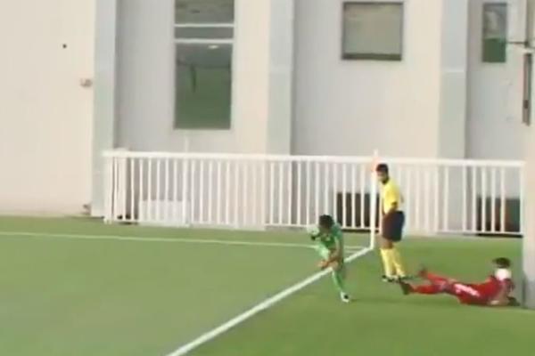 FUDBALER SE ZAKUCAO GLAVOM U BETONSKU BANDERU: Strava i užas na utakmici, ostao je nepomično da leži!