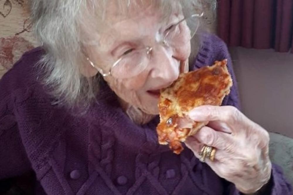 BAKA PRVI PUT JEDE PICU NAKON 70 GODINA: Njena reakcija je NEPROCENJIVA! (FOTO)