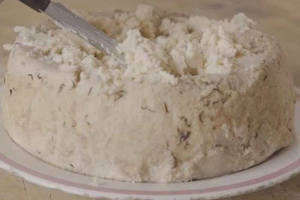 NAJOPASNIJI SIR NA SVETU: Zabranjen je u EU, iz njega izlaze CRVI, ali ljudi ga obožavaju! (VIDEO)