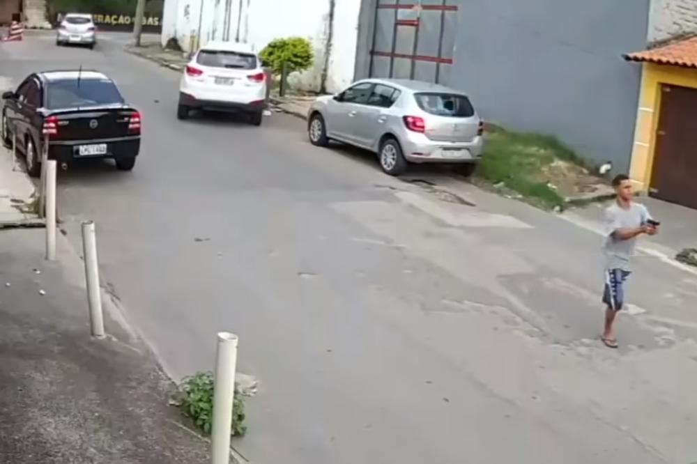 JEDNONOGI RAZBOJNIK SKAKUĆE SA PIŠTOLJEM DA BI UKRAO AUTO: Bizarna scena nasred ulice, vozač se PRESTRAVIO (VIDEO)