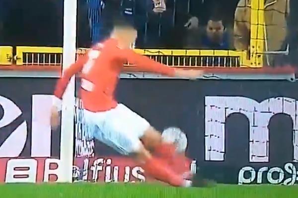 NAJSMEŠNIJI AUTOGOL SEZONE: Posvađao se sa nogama, pa nasmejao čitav stadion!