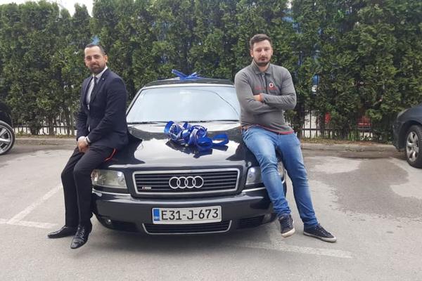 ŠEF SARAJEVSKE FIRME POKLONIO SVOM NAJBOLJEM RADNIKU AUDI A8! Dirljiv gest je oduševio ceo region (VIDEO)