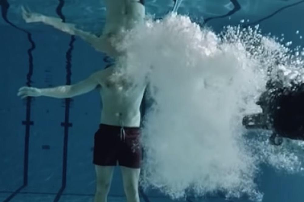 PUCAO JE U SVOJ STOMAK IZ AUTOMATSKE PUŠKE POD VODOM! Hteo je da vidi REZULTAT! DOBIO JE NEŠTO SKROZ DRUGAČIJE!