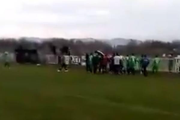 NAVIJAČI BRUTALNO PRETUKLI SUDIJU: Šutirali su ga i udarali bokserima! Jedva je izvukao živu glavu!