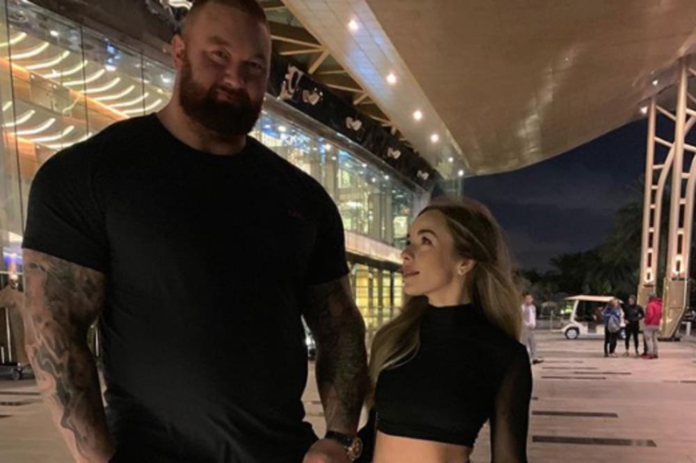 ON JE NAJSNAŽNIJI ČOVEK U EVROPI: Ima 190 kilograma i visok je 2 metara! Kao od stene da je odvaljen (FOTO)