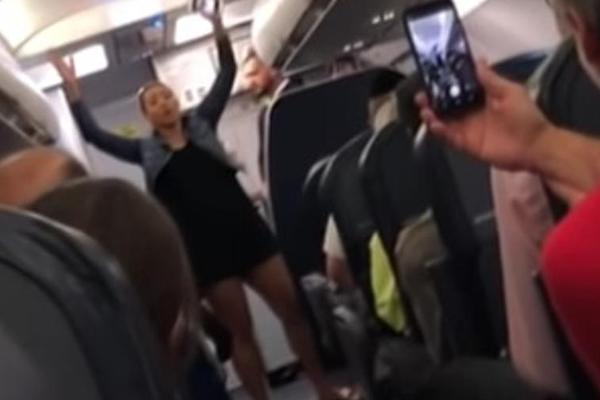 PIJANA PUTNICA NIJE HTELA DA UGASI MOBILNI U AVIONU: Potom se okrenula i svima pokazala ZADNJICU! (VIDEO)
