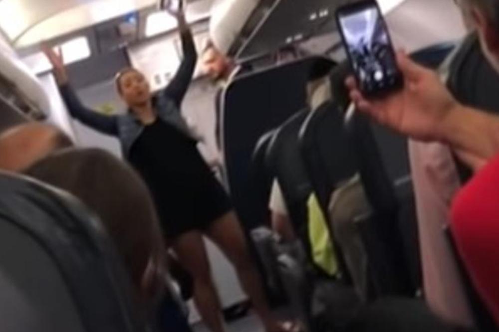 PIJANA PUTNICA NIJE HTELA DA UGASI MOBILNI U AVIONU: Potom se okrenula i svima pokazala ZADNJICU! (VIDEO)