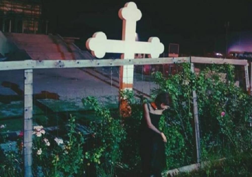 Iva Mamutović ispred krsta  