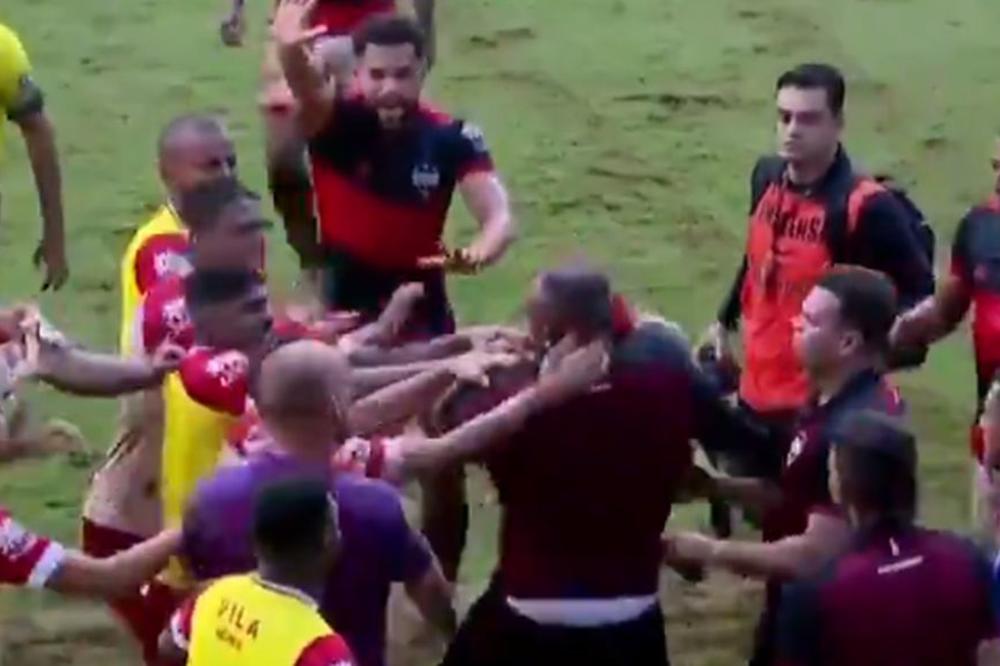 MMA I KARATE POTEZI U OPŠTOJ TUČI IGRAČA: Nije se znalo ko koga udara! Jedan pokušao da uguši drugog igrača!