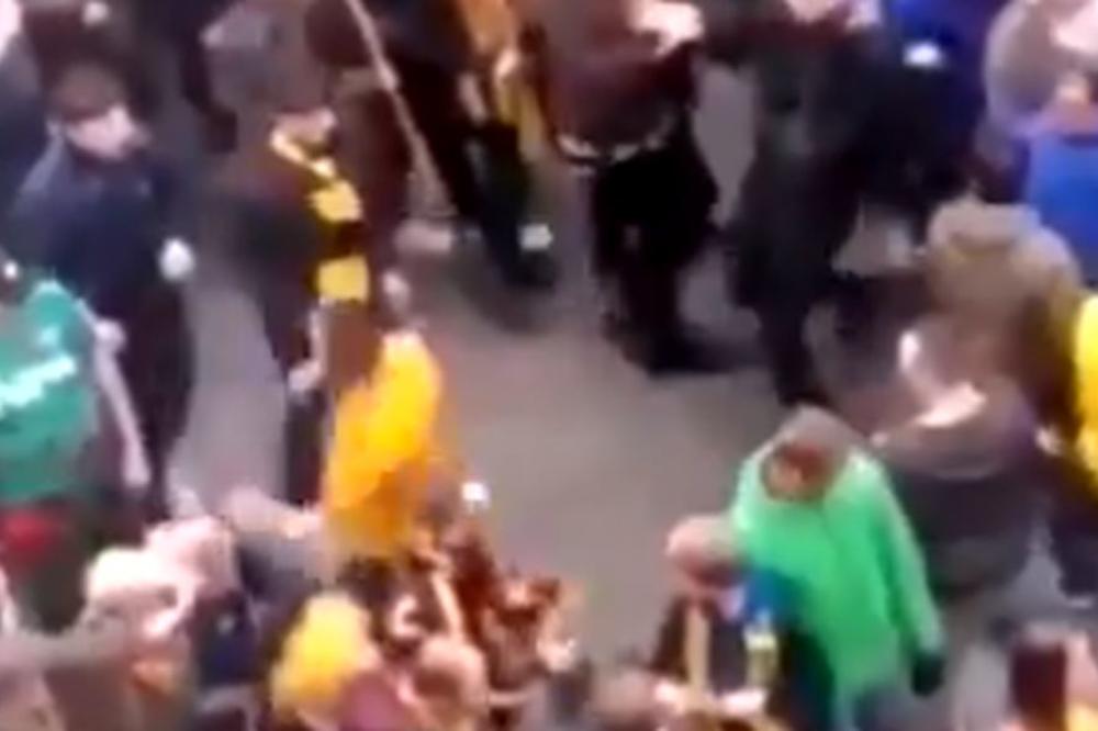 LUDAČKA AKCIJA JEDNOG NAVIJAČA: Sam je uleteo među protivnike i počeo da ih udara! Izgazili su ga brutalno!