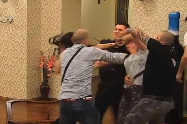 ŽENE U PAROVIMA POBESNELE: Šutirale se, pesničile, čerupale...  Muškarci ostali NEMOĆNI pred njima (VIDEO)