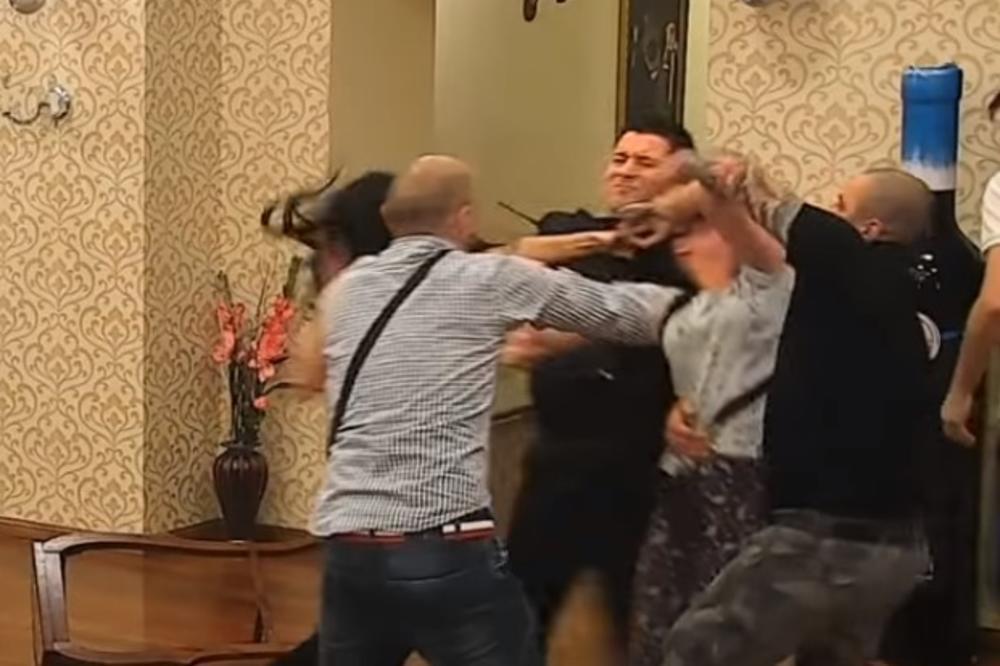 ŽENE U PAROVIMA POBESNELE: Šutirale se, pesničile, čerupale...  Muškarci ostali NEMOĆNI pred njima (VIDEO)