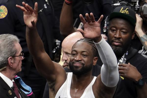 BOBI JE ODGLEDAO UŽIVO FLEŠOV POSLEDNJI PLES: Reka suza na Floridi, Vejd se u velikom stilu oprostio od navijača!