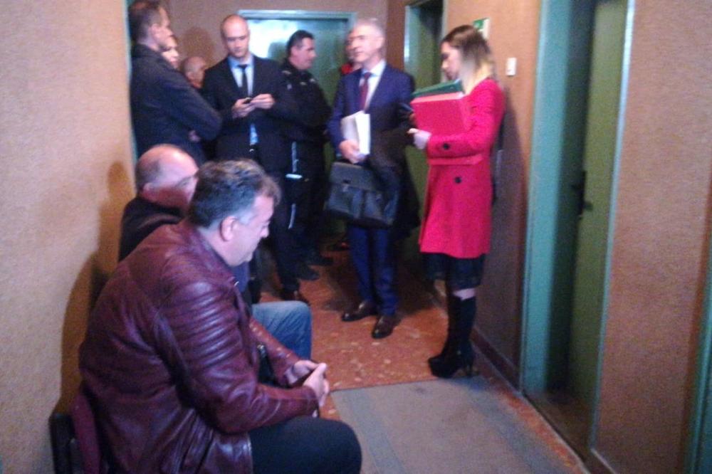 MARIJA I JUTKA OČI U OČI! Napeto u sudnici, Jeličić nervozno trlja kolena i MALO, MALO GLEDA U TELEFON (VIDEO)