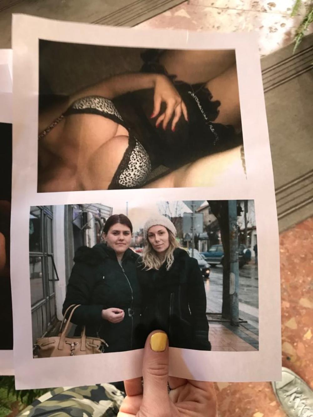 Fotografija koju muškarac deli ispred suda u Brusu  