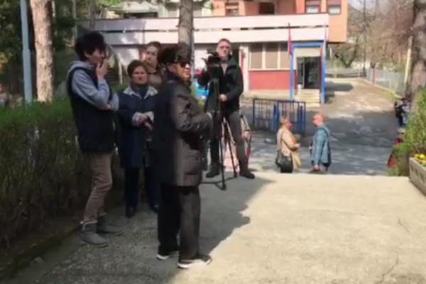 JUTKINA PODRŠKA NAPALA NOVINARE! Pre nego što je suđenje počelo, ONE SU GA BRANILE JER JE "MED I MLEKO" (VIDEO)