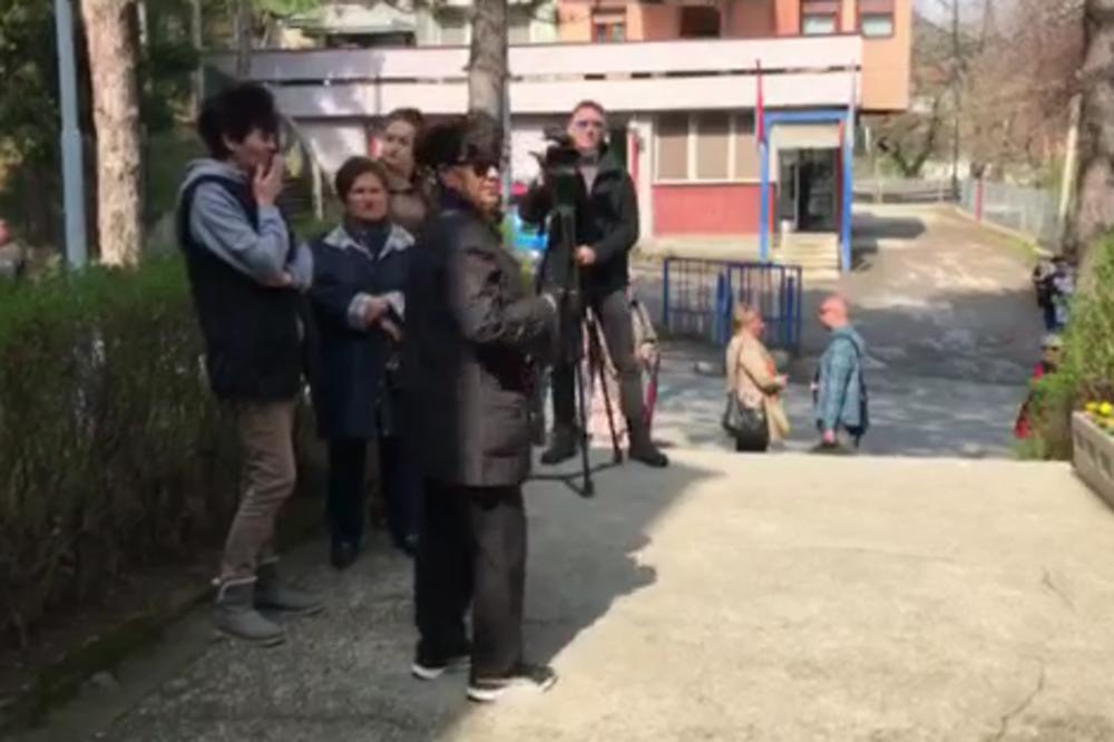 JUTKINA PODRŠKA NAPALA NOVINARE! Pre nego što je suđenje počelo, ONE SU GA BRANILE JER JE "MED I MLEKO" (VIDEO)