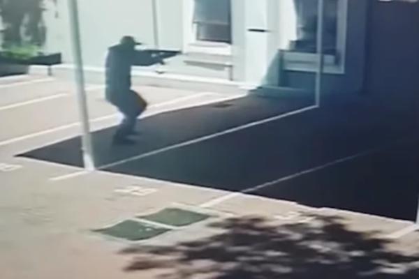 KAMERE SNIMILE BRUTALNU LIKVIDACIJU SRBINA: Zapucali dok je parkirao svoj blindiranu MEČKU i napravio KOBNU GREŠKU