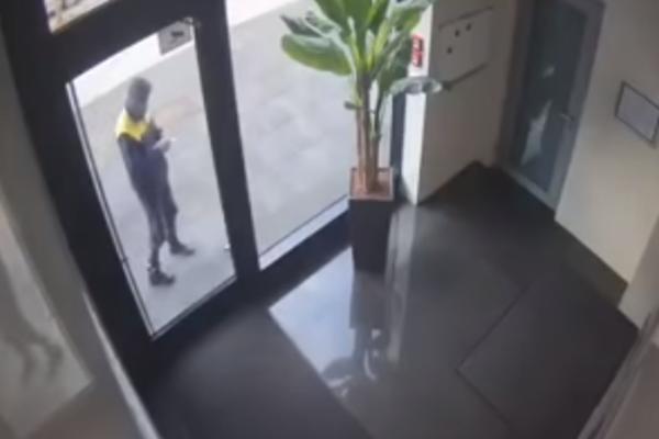 OSTALA JE ZAPREPAŠĆENA KADA JE VIDELA ŠTA JE URADIO POŠTAR! Zbog ovog snimka odmah je uložila TUŽBU (VIDEO)