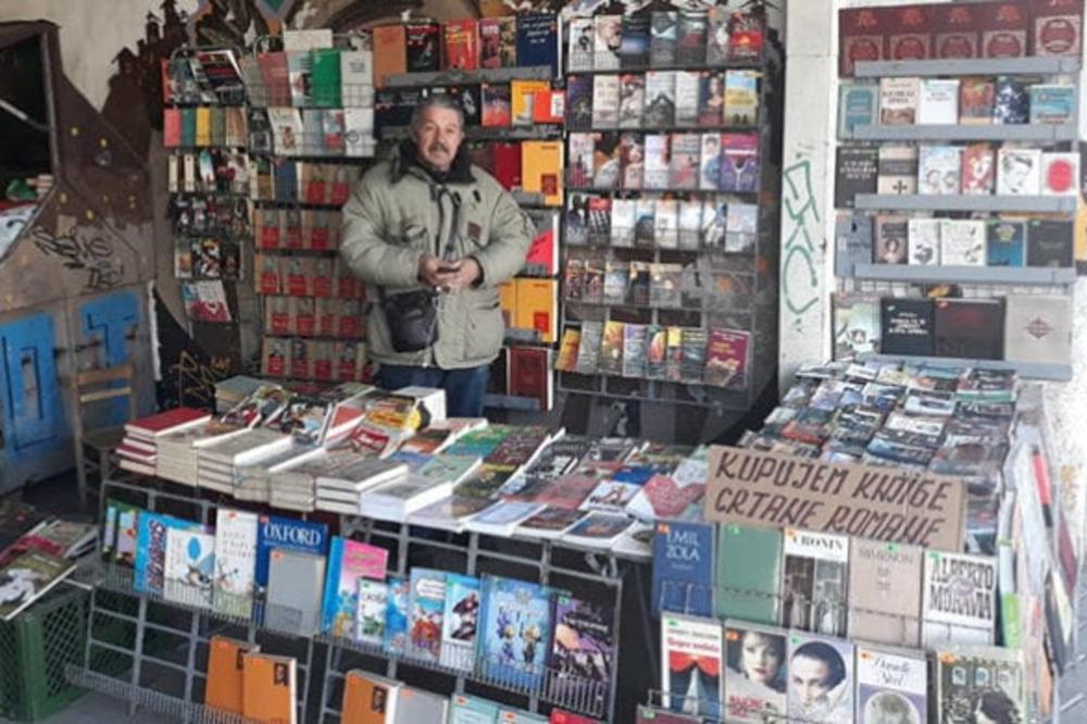 KAD NEMAJU ZA HLEB, DOĐU KOD MENE DA PRODAJU ŠTA IMAJU: Dragiša 19 godina na ulici prodaje KNJIGE i pun je priča!