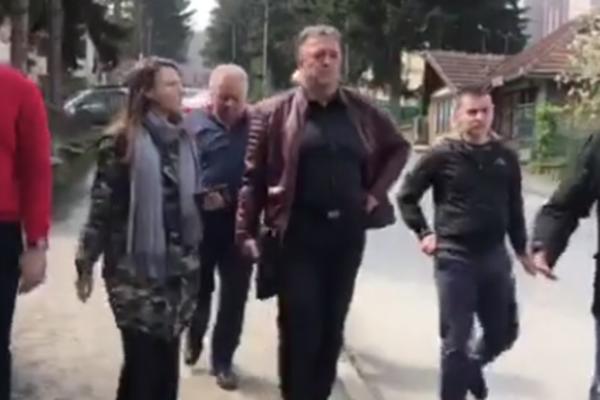 NOVINARKA ESPRESA POKUŠALA JE DA RAZGOVARA SA JUTKOM! On je kao pokvarena ploča ponavljao 3 REČI (VIDEO)