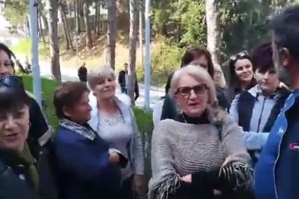 VI DA STE NEKE DEVOJKE VI BI BILE NA FAKULTETU! Građani koji podržavaju Jutku BRUTALNO izvređali novinare!