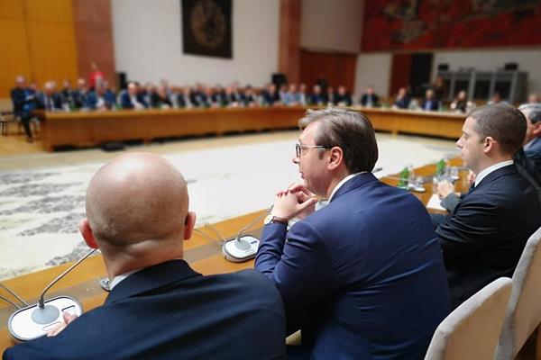 VUČIĆ PROŠETAO NOVI FOLKSVAGEN SAT! Evo od koga ga je dobio za SREĆU i zašto se od njega ne odvaja