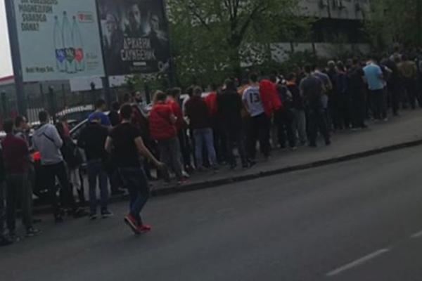 OPET NEĆE IMATI IGLA GDE DA PADNE: "Zmije" na Kališu i Marakani, navijači okupirali prostorije gde se prodaju karte