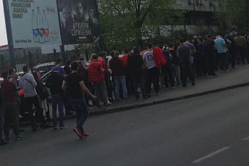 OPET NEĆE IMATI IGLA GDE DA PADNE: "Zmije" na Kališu i Marakani, navijači okupirali prostorije gde se prodaju karte