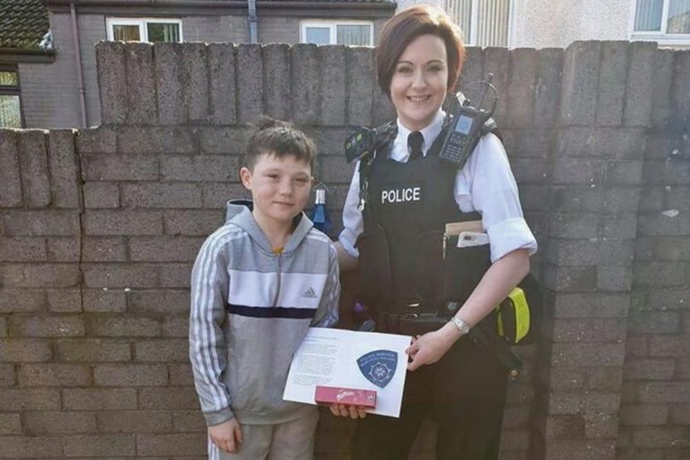 OVAJ DEČAK JE URADIO NEŠTO ŠTO VEĆINA ODRASLIH NE BI SMELA: Zbog hrabrosti ga je odlikovala i policija!