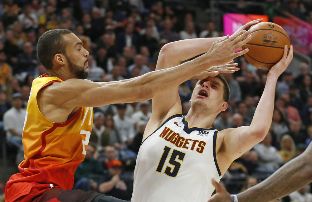 Nikola Jokić u duelu sa Rudijem Goberom