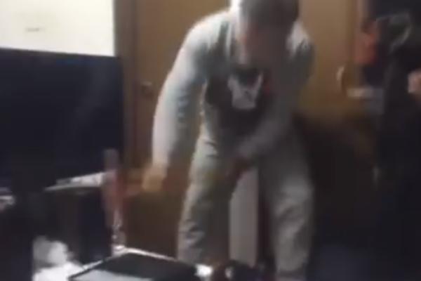 SIN JE PO DESET SATI DNEVNO IGRAO IGRICE: Otac je na BRUTALAN NAČIN rešio ovaj problem! HAOS! (VIDEO)