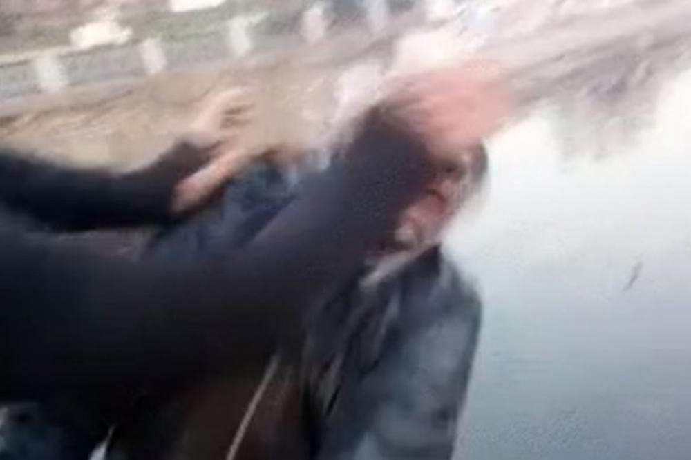 BRUTALNO ZLOSTAVLJALI ČOVEKA, PA GA GURNULI SA MOSTA ZBOG ŠALE?! Ovo je snimak koji je ŠOKIRAO CEO SVET! (VIDEO)