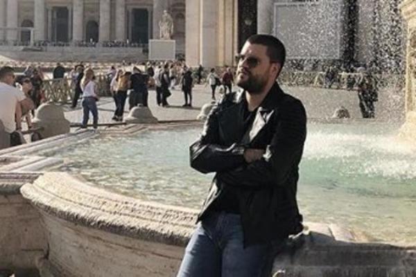 GRANDOV PEVAČ DOBIO BLIZANCE: Pohvalio se fanovima da je POSTAO OTAC, a ćerki i sinu dao imena REKE i GRADA! (FOTO)