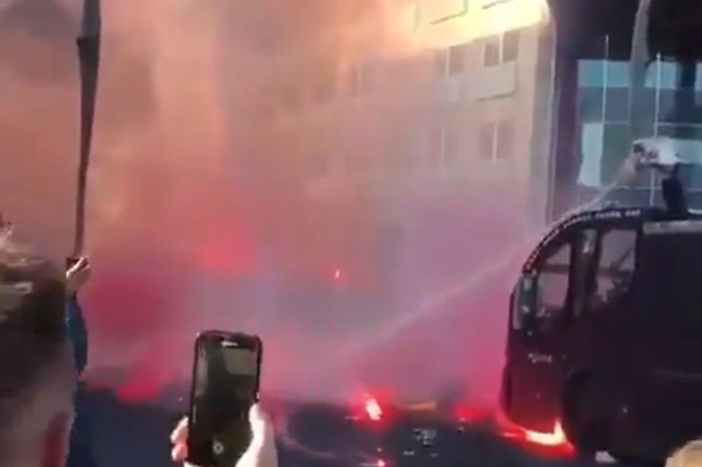 RATNO STANJE U AMSTERDAMU: Policija vodenim topovima po navijačima Ajaksa - huligani Juvea bacali noževe i štangle!