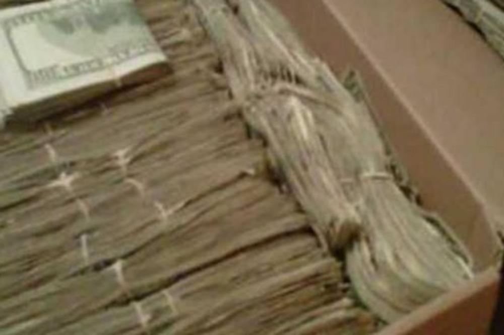 Muž je pronašao 95.000 dolara koje je njegova ŽENA KRILA SVE VREME: Njegova REAKCIJA je bila BOMBA!