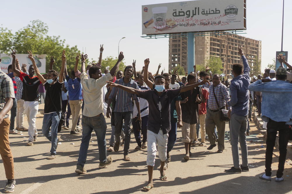 U SUDANU OPŠTI HAOS! Uhapšeni premijer, ministri, vojska na ulicama, internet je pao a aerodrom u Kartumu zatvoren