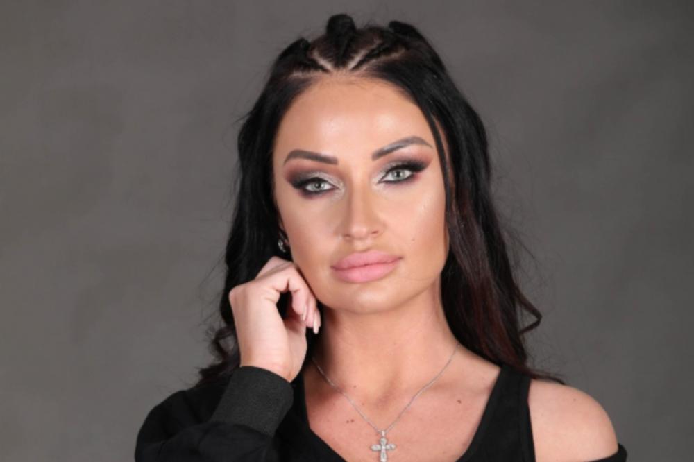 DŽABA JE VEŽBALA ZA NUDISTIČKU PLAŽU: Kaća jeste u top formi, al NEŠTO DRUGO JE SPREČILO DA SE SKINE GOLA!