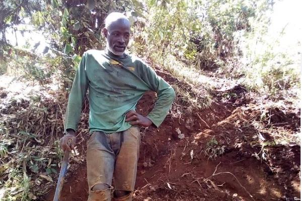 ZADIVLJUJUĆI PODVIG JEDNOG AFRIKANCA: Vlasti odbile da seljanima naprave put, pa je odlučio da to uradi POTPUNO SAM